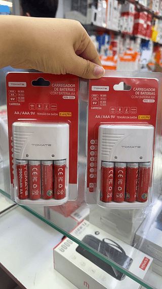 Carregador de Pilha com 4 Pilhas AA Tomate